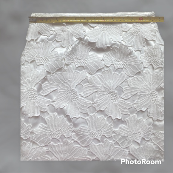 Seductions White Floral Lace Cutout Skirt Size Medium - Picture 3 of 8
